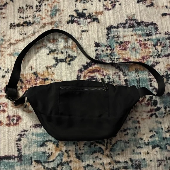 ALO Yoga Black Explorer Crossbody Bag ~ Gently Used - Picture 3 of 3